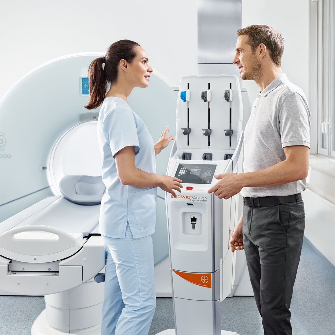 Radiologue avec patients (femme et enfant)