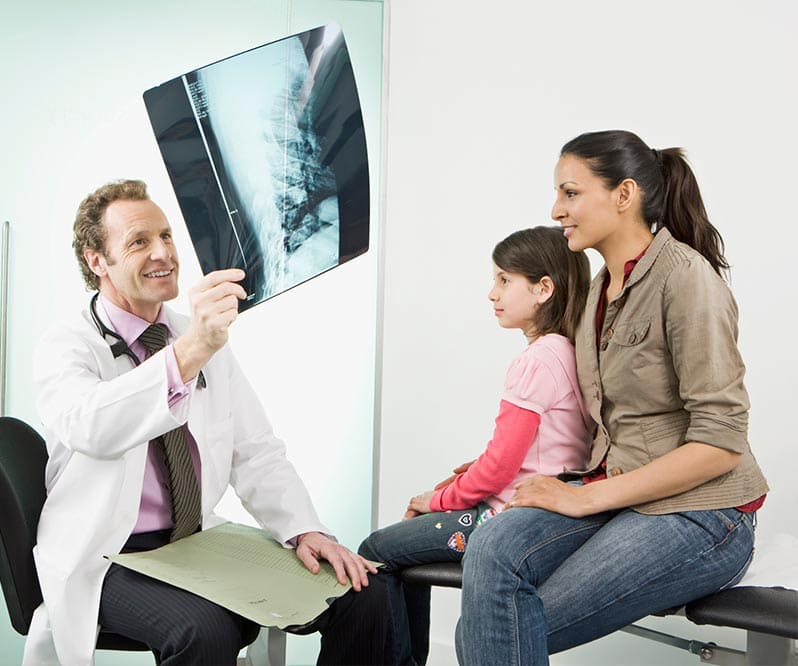 Radiologue avec patients (femme et enfant)